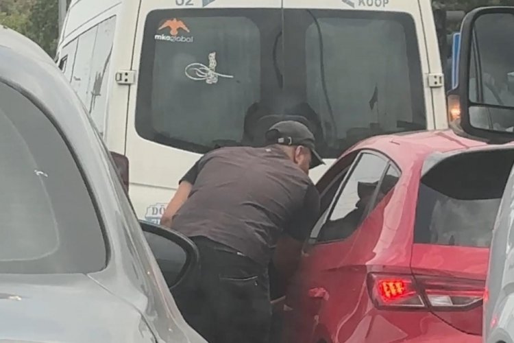 Trafikte cam silen gençler artık zorla kapıları açıp para istiyor