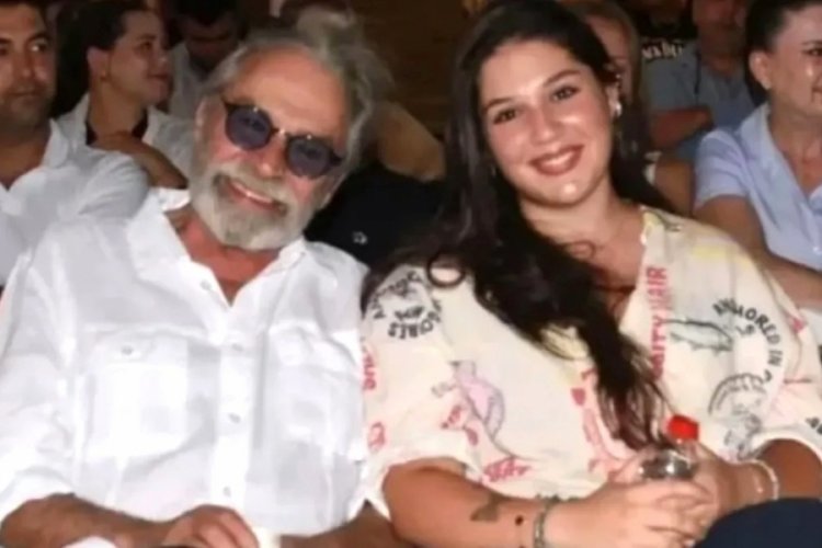 Haluk Bilginer ve Aşkın Nur Yengi'nin kızı Sıla'nın sahnesinde şarkı söyledi!  
