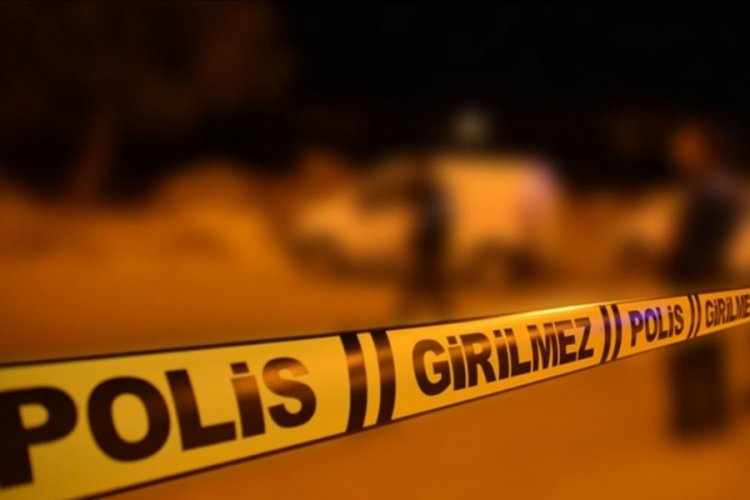 Yüksek sesle müzik dinleyen grubu uyaran emekli polis memuru, bıçakla yaralandı
