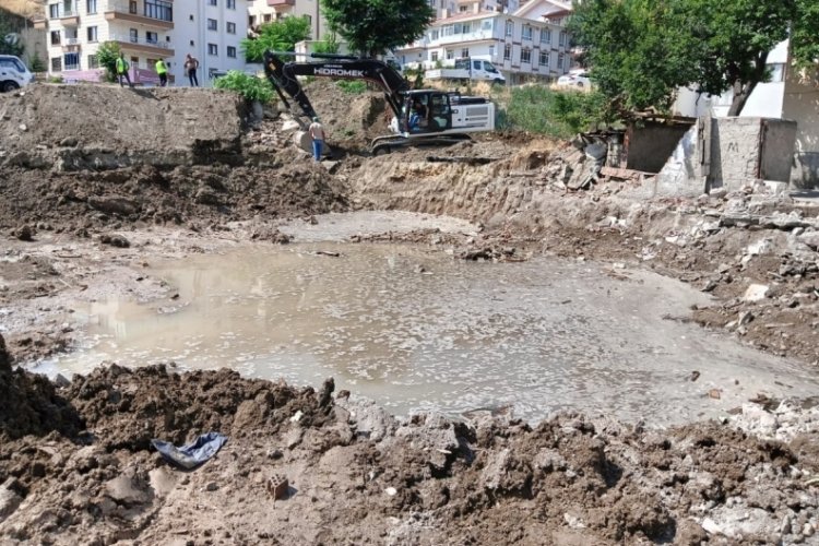 İş makinesi su borusunu patlattı: İstinat duvarı yıkıldı