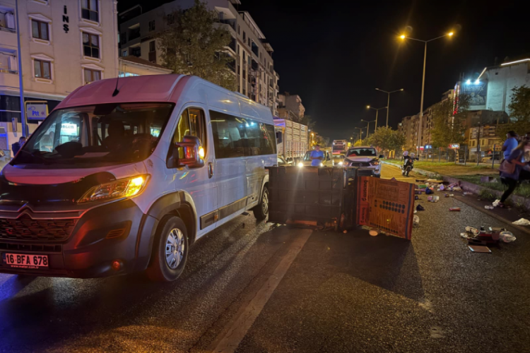 Bursa'da kamyonet, karton toplayan motosiklete çarptı! 