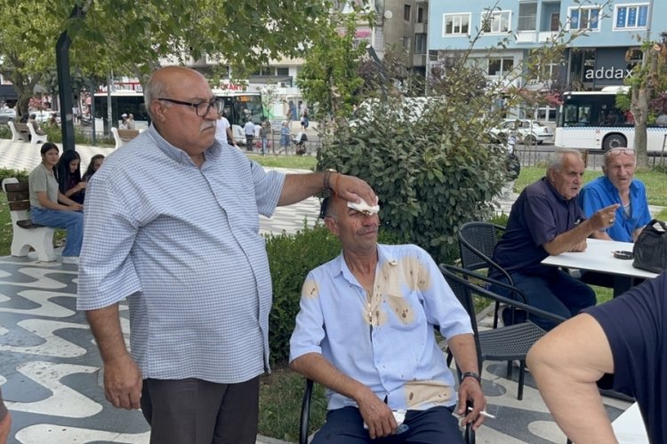 Çay bahçesinde kafasında sandalye parçaladı!