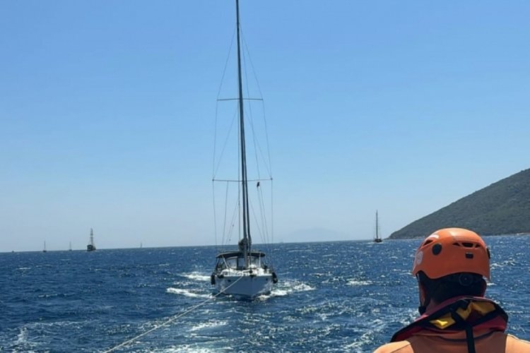 Arızalanan ve açık denizde sürüklenen tekne kurtarıldı