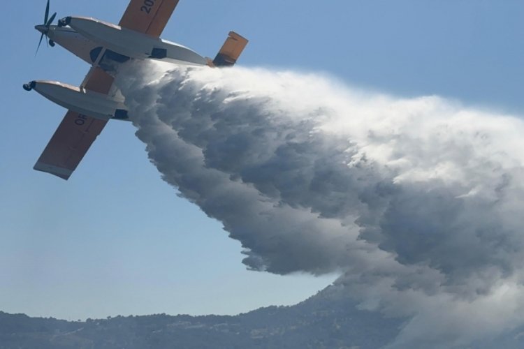 Uçaklardan alevlere su bombardımanı