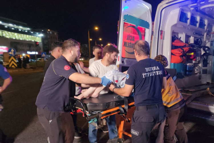 Bursa'da korkunç kaza! Kamyonet ve ambulans çarpıştı...