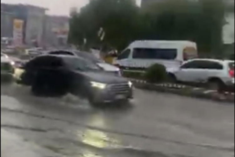 Türkiye kavruluyorken orayı sel vurdu! Yollar sular altında kaldı...
