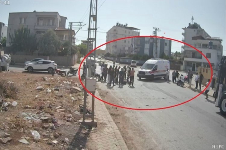 Motosiklet, minibüse ok gibi saplandı