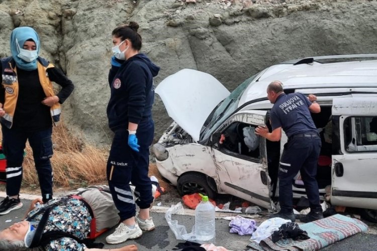 Yoldan çıkan araç toprak yığınına çarptı: 4 yaralı