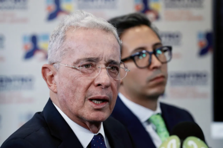 Kolombiya eski Devlet Başkanı Alvaro Uribe'nin fişini çekti!