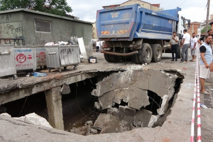 Beton zemin çöktü, hafriyat kamyonu içine düştü