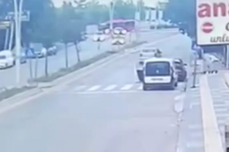 Freni boşalan aracın altında kalmaktan saniyelerle kurtuldular