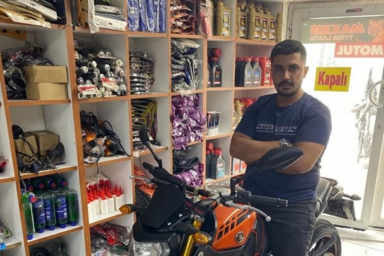 Refüje ve direğe çarpan motosikletli hayatını kaybetti