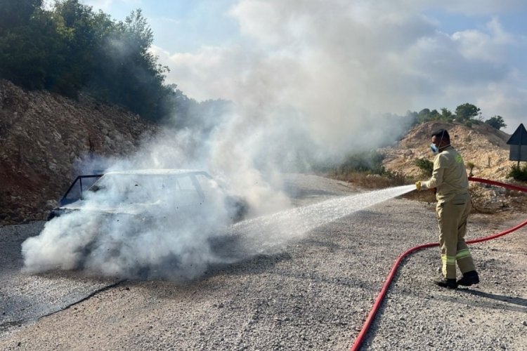 Otomobil alev alev yandı, orman ekipleri söndürdü