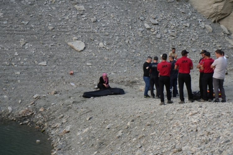 Serinlemek için baraj gölüne giren çocuk boğuldu