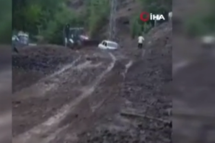 Sağanak sonrası dereler taştı, yollar kapandı