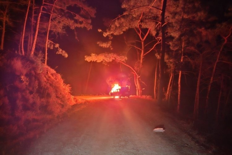 Marmaris'te araç yangını ormana sıçramadan söndürüldü
