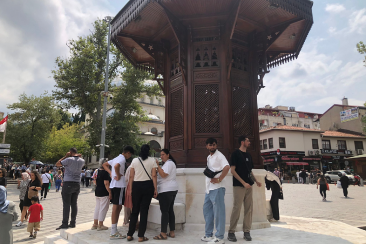 Bursa'daki çeşmelerin önünde yoğunluk! Sıcaktan bunalanlar bir nebze serinlik aradı...