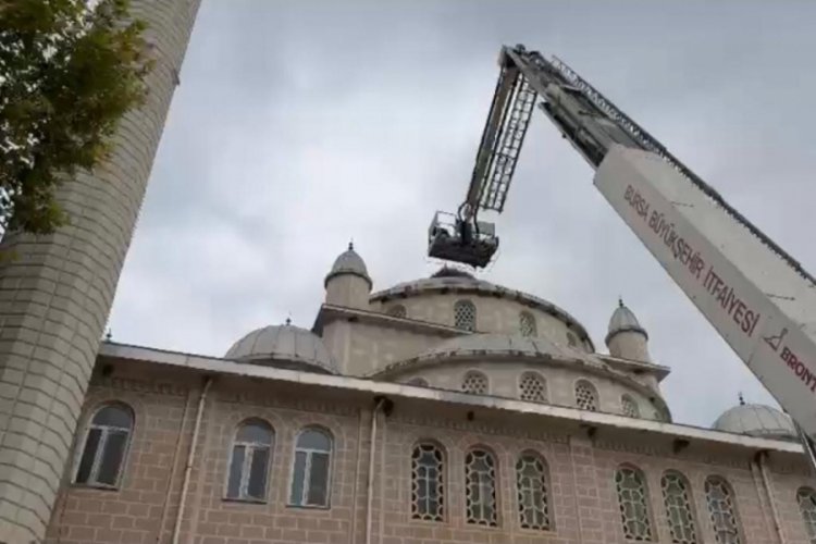 Bursa'da leylek operasyonu! Cami kubbesine ayağı sıkıştı...