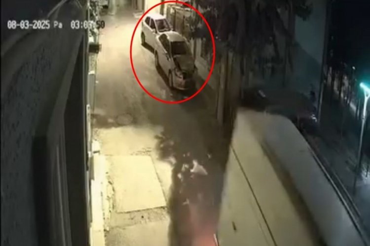 Bursa'da minibüsüyle manevra yaparken 2 otomobile çarptı! Kameralardan kaçamadı...