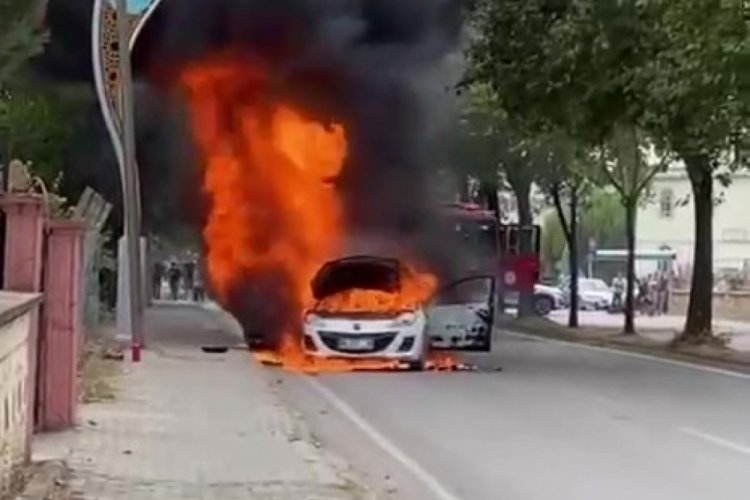 Alev alan otomobilden geriye hurda yığını kaldı
