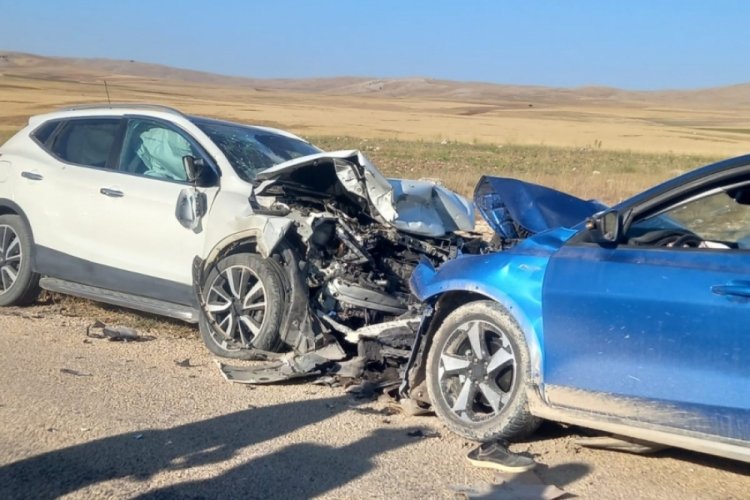 Sivas'ta iki otomobil kafa kafaya çarpıştı: 1 ölü, 1 yaralı