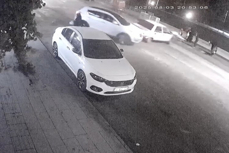Otomobil, yaya geçidinde duran araca böyle çarptı: 2 yaralı