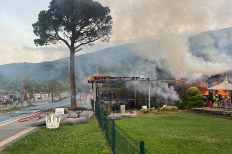 Ünlü tatil ilçesinde yangın paniği! 