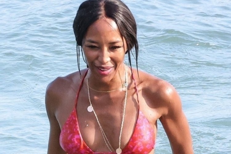 Naomi Campbell Ibiza tatilinde