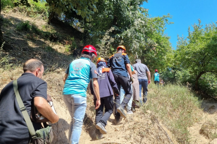 Dağlık arazide mahsur kalan yaşlı kadını AFAD ve UMKE Kurtardı! 