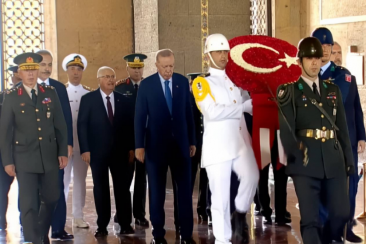 Cumhurbaşkanı Erdoğan ve YAŞ üyeleri toplantı öncesi Anıtkabir'i ziyaret etti