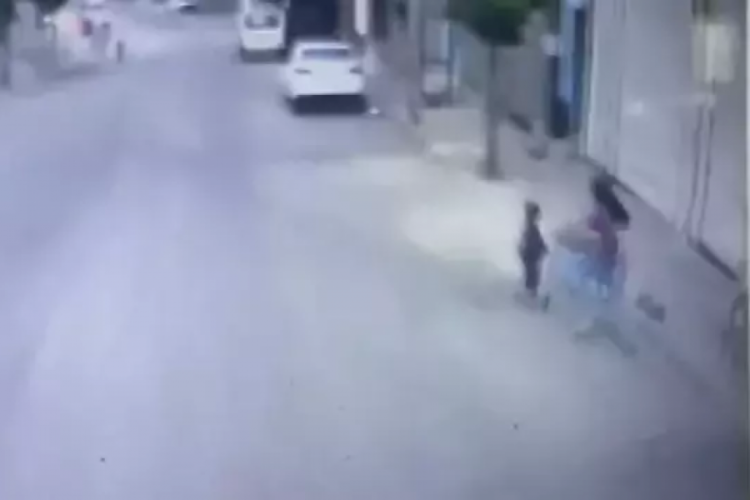 3 yaşındaki çocuk otobüsün altında kalarak hayatını kaybetti