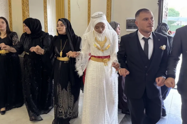 Aşk engel tanımıyor! Endonezya'dan tatile geldi, gidemedi...