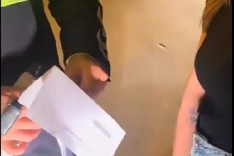 Sınava girmeden ehliyet aldı, utanmadan zarfı polise açtırdı!