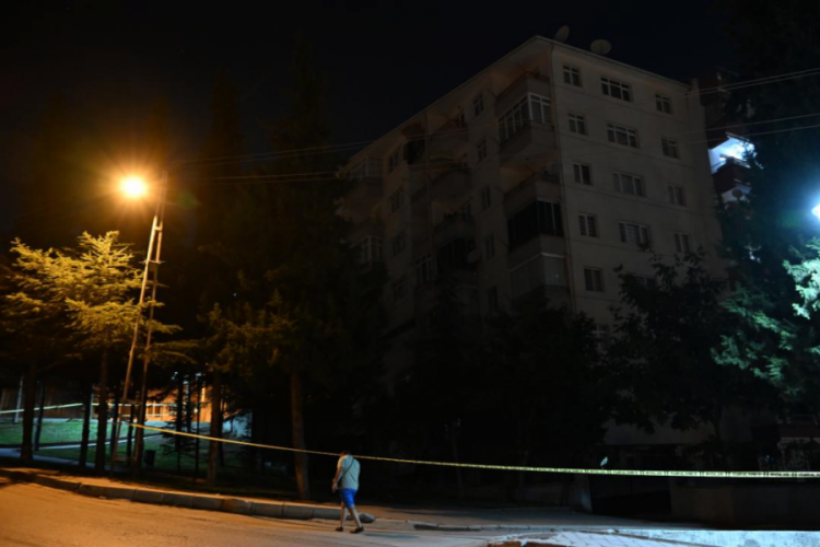 Gece saatlerinde büyük panik! Kolonlarından ses gelen 18 daireli bina boşaltıldı...