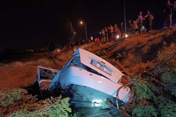 Tarlaya uçan otomobilde can pazarı yaşandı!