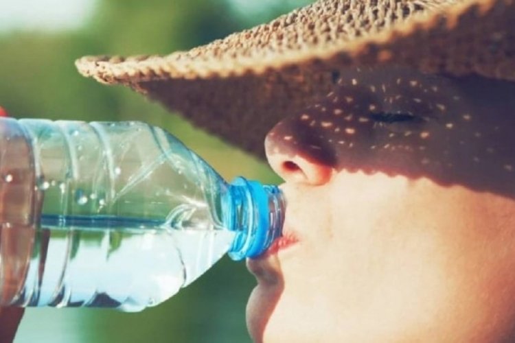 Bilim insanları açıkladı: Plastik şişeden su içenler yandı