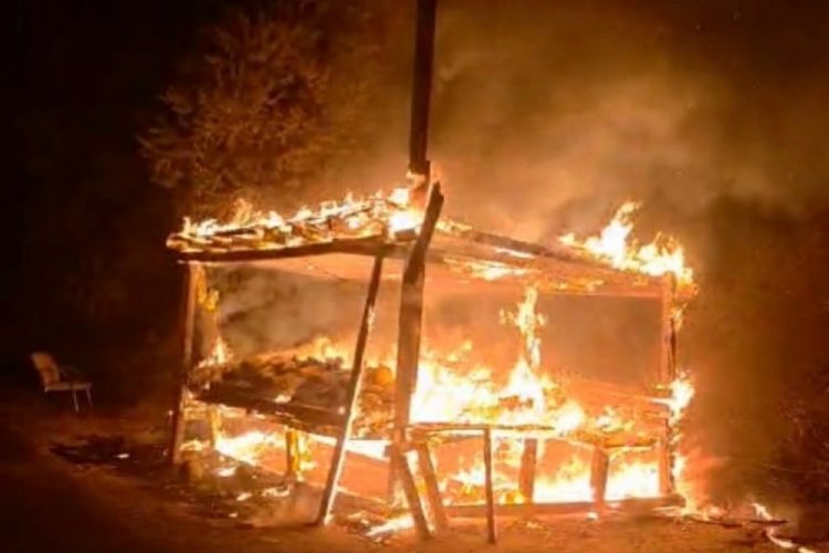 Kavun satış tezgahı alevlere teslim oldu