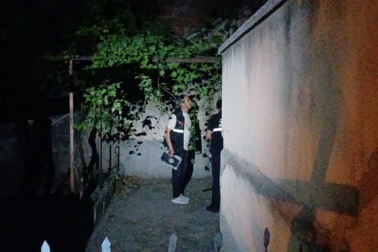 Tartıştığı kişilerin evinin önünden geçtiğini görünce kurşun yağdırdı