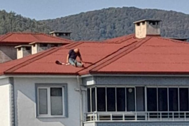 Binanın çatısına çıkan alkollü şahsı ikna etmek için 3 saat çabaladılar