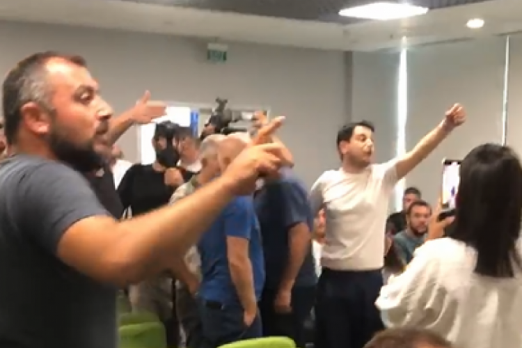 Mimarlar toplantısında Bursaspor gerginliği! Ortalık bir anda karıştı...
