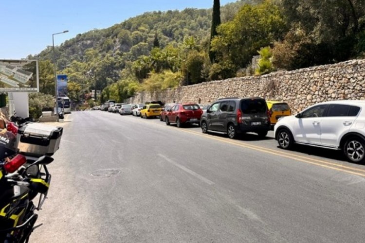 Tatilciler kilometrelerce kuyruk oluşturdu!