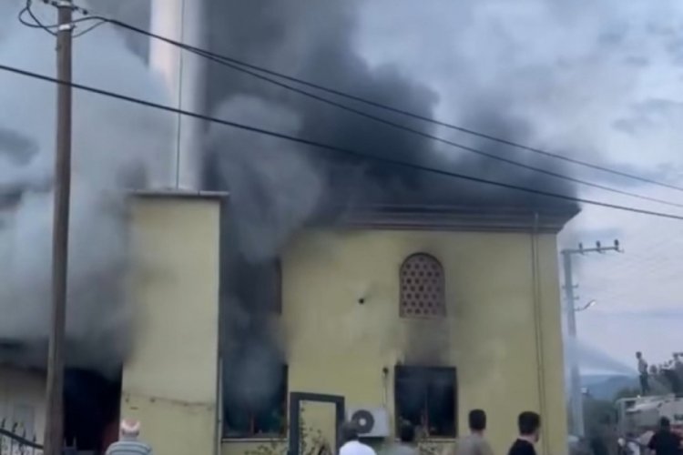 Akşam namazı öncesi cami alevler içinde kaldı