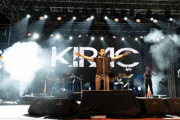 Şarkıcı Kıraç Bitlis'te konser verdi 