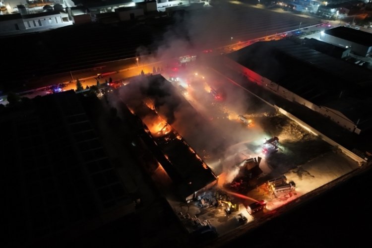 Tekstil fabrikasından alevler yükseldi! Dumandan etkilenenler var...