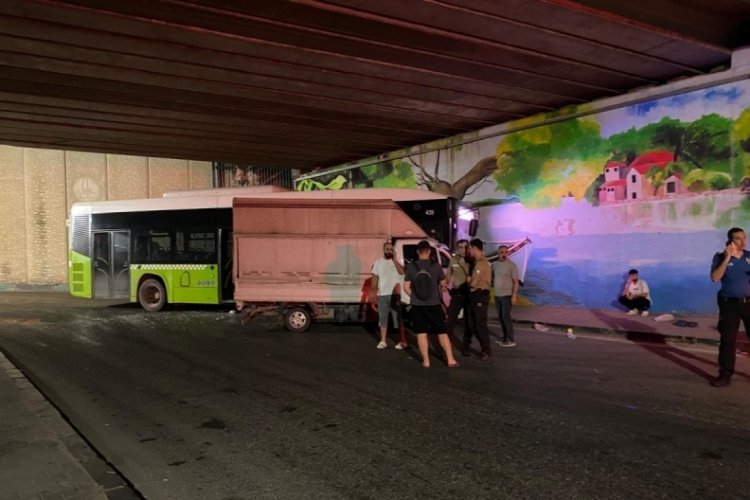 Halk otobüsü ile kamyonet çarpıştı: 2 yaralı var...