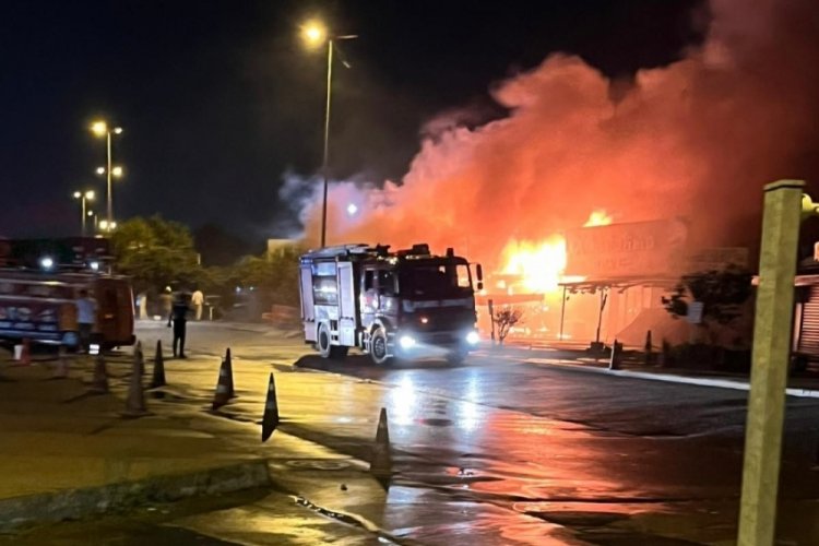 Balıkçı barınağı alev alev yandı