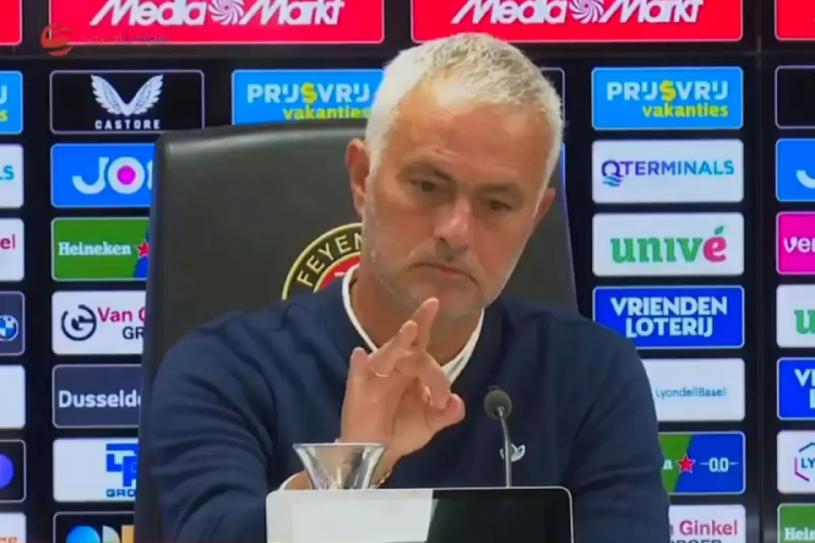 Jose Mourinho'dan basın toplantısına damga vuran hareket