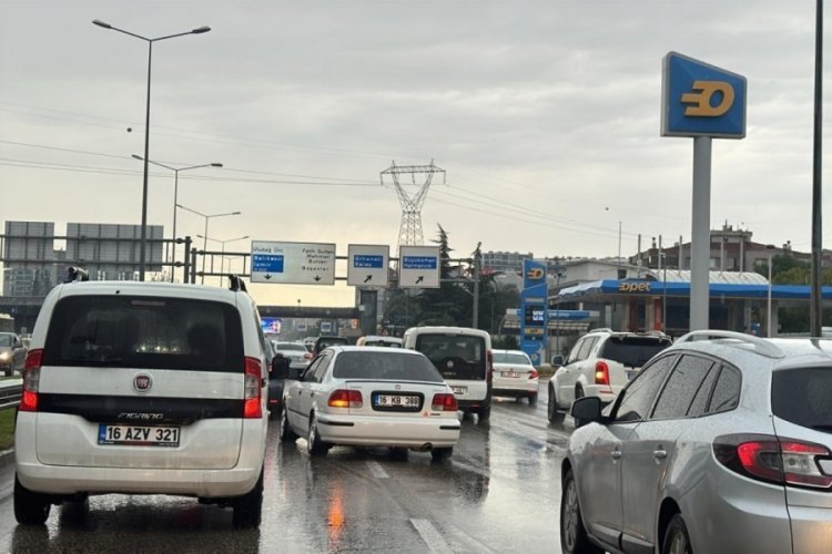 Bursa'da yağmur yağdı, trafik kilitlendi
