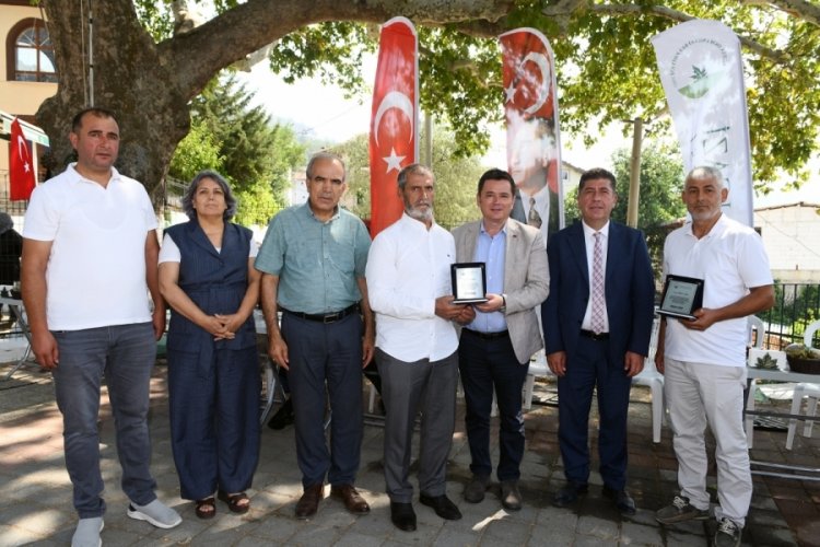 Osmangazi'nin gönüllü temizlik elçilerine teşekkür plaketi