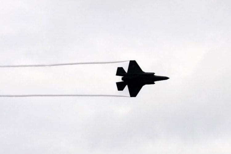 Japonya'da savaş uçağı okyanusa düştü